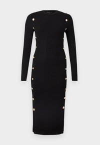 Czarna prążkowana sukienka midi z dzianiny z długimi rękawami i złotymi ozdobnymi guzikami wzdłuż boków i na ramionach.