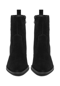 Czarne zamszowe botki za kostkę z ostrym noskiem, bocznymi zamkami błyskawicznymi i pętelkowymi uchwytami z tyłu. Gładka faktura i elegancka sylwetka.