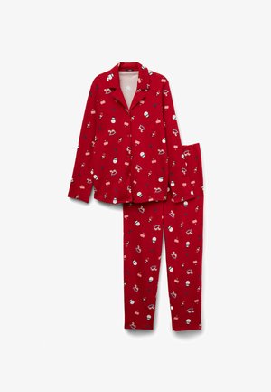Ensemble de pyjama rouge avec des motifs ludiques de pommes, de chapeaux et de gants. Tissu doux, manches longues, chemise à boutons et pantalons assortis.