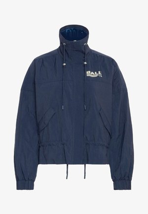 Veste cropped bleu marine avec un col hauts, cordon de serrage ajustable, poignets élastiques et poches avant. Arbre le logo "BALL" en crème.