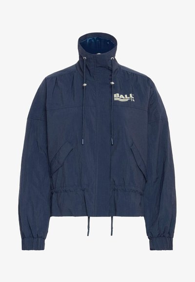 Jachetă scurtă de culoare bleumarin cu guler înalt, cordon ajustabil, manșete elastice și buzunare frontale. Dispune de logo-ul "BALL" în crem.