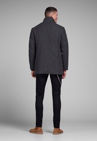 Jack & Jones PREMIUM JPRDUANE JACKET - Kort kåpe / frakk - dark grey