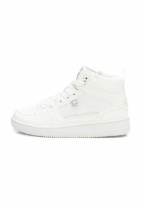 Zapatillas altas blancas de cuero y malla. Presentan una puntera perforada, cordones y una suela de goma texturizada con un perfil bajo.