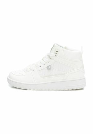 Zapatillas altas blancas de cuero y malla. Presentan una puntera perforada, cordones y una suela de goma texturizada con un perfil bajo.