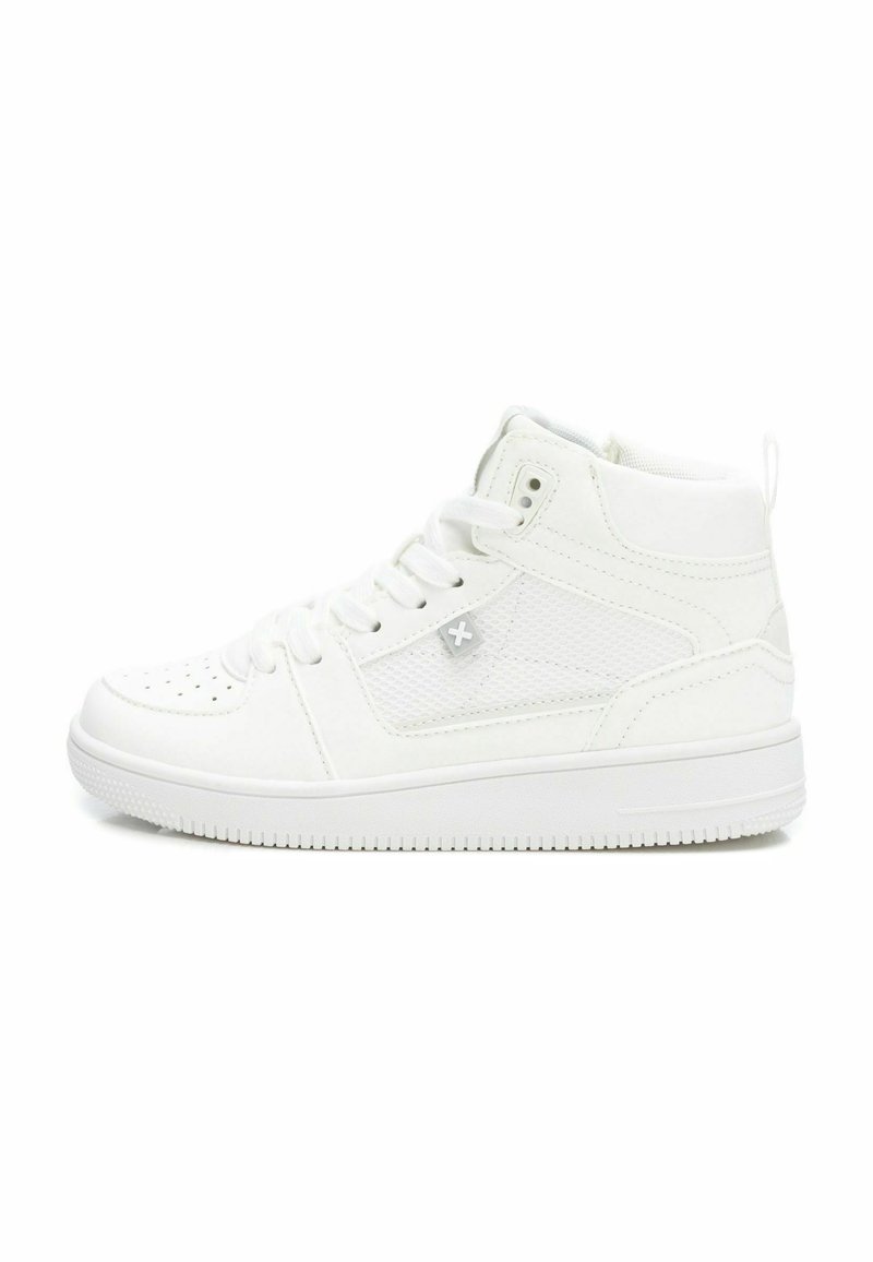 Zapatillas altas blancas de cuero y malla. Presentan una puntera perforada, cordones y una suela de goma texturizada con un perfil bajo.