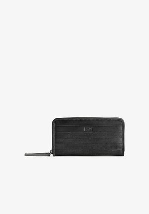 Cartera de cuero negro con una textura suave, detalles de costura horizontal, cierre de cremallera y un sutil logo grabado en la parte delantera.