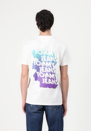 Tommy Jeans STACK BACK PRINT TEE - Print T-shirt - ecru