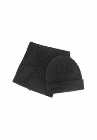 Czarna dzianinowa czapka i szalik w wzór rybiej ości, obie wykonane z miękkiego materiału. Czapka ma zagięty brzeg i małą oznakę marki.