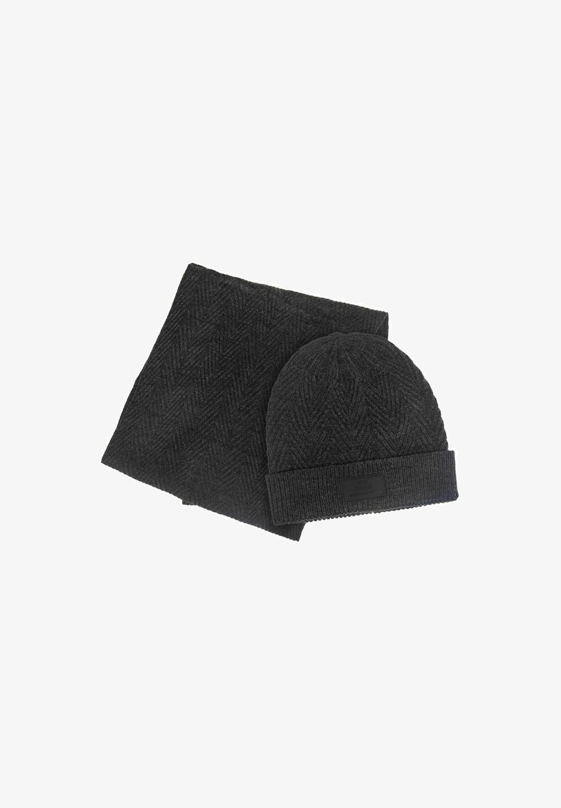 Czarna dzianinowa czapka i szalik w wzór rybiej ości, obie wykonane z miękkiego materiału. Czapka ma zagięty brzeg i małą oznakę marki.