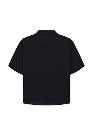 Camicia nera a maniche corte realizzata in un tessuto morbido, con colletto, vestibilità ampia e orlo dritto, senza motivi o elementi decorativi visibili.