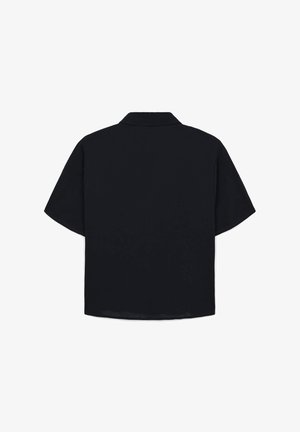 Camicia nera a maniche corte realizzata in un tessuto morbido, con colletto, vestibilità ampia e orlo dritto, senza motivi o elementi decorativi visibili.