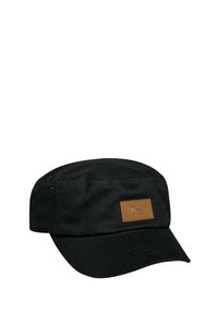 Gorra de algodón negra con forma estructurada, que presenta un parche de logo de cuero marrón en la parte frontal y detalles de costura visibles.