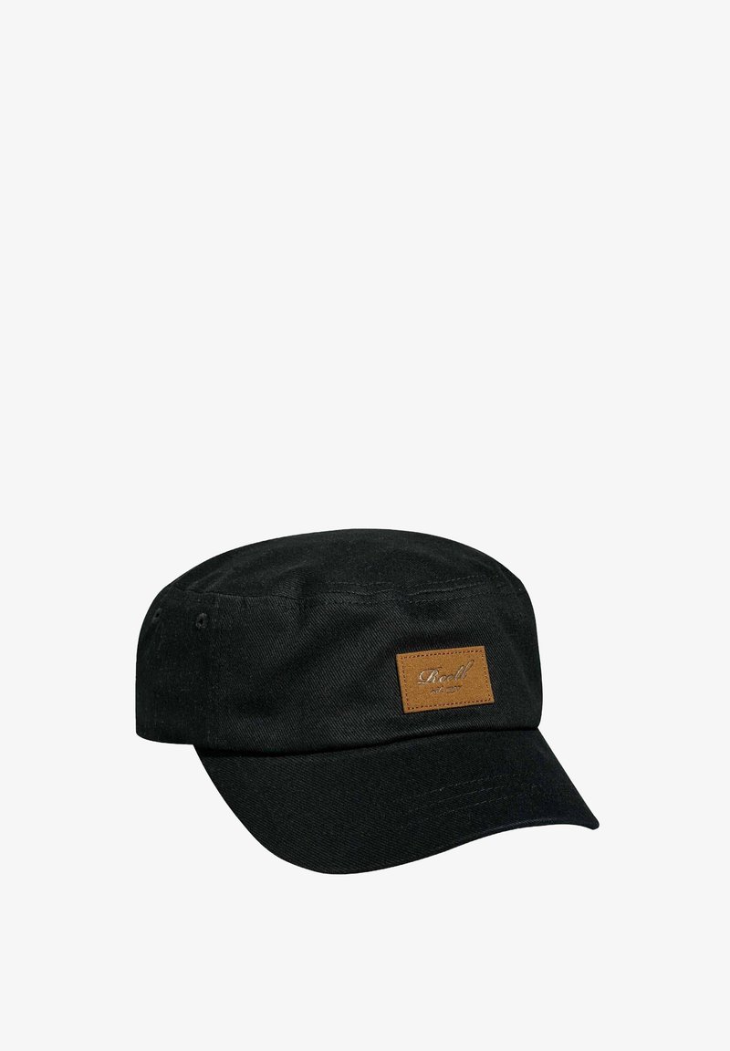 Gorra de algodón negra con forma estructurada, que presenta un parche de logo de cuero marrón en la parte frontal y detalles de costura visibles.