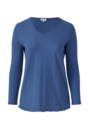 Langsleeve V-hals top gemaakt van zacht blauwe stof, met een relaxte pasvorm en subtiele textuur. De zoom is aan de onderkant lichtgebogen.