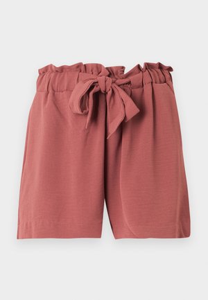 Shorts de color óxido de cintura alta con una cintura elástica fruncida y un cinturón de tela anudado sobre un fondo liso.