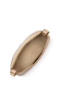 Sac à main en cuir beige avec une texture douce, intérieur ouvert et quincaillerie dorée. Dispose de poches latérales pour l'organisation.