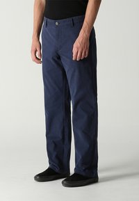 Former CRUX HERRINGBONE PANT - Nohavice - washed navy