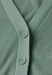 Lichtgroene cardigan van gestructureerde brei stof, met een v-hals ontwerp en twee bijpassende knopen aan de voorkant.