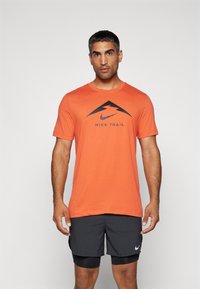 Nike Performance M NK DF TEE TRAIL LOGO - Športne majice - vintage coral/black
