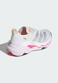 Białe buty sportowe z siateczkową cholewką, srebrnymi paskami, różowymi akcentami na podeszwie i masywnym designem podeszwy. Wyróżniają się teksturowanym wykończeniem.