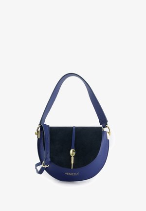 Granatowa torebka z texturem zamszu i gładkiej skóry. Posiada złotą zapięcie i regulowany pasek. Wygięty kształt.