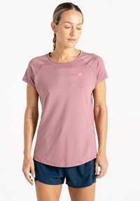 Camiseta deportiva de color rosa claro con mangas cortas y un escote redondo, que presenta un logo sutil en el pecho y una textura transpirable.