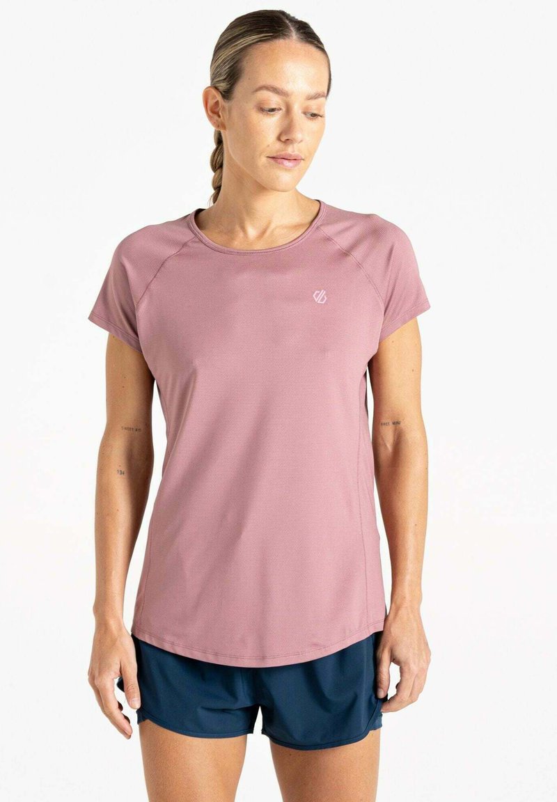 Camiseta deportiva de color rosa claro con mangas cortas y un escote redondo, que presenta un logo sutil en el pecho y una textura transpirable.