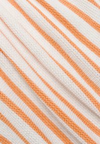 Strickstoff mit abwechselnden horizontalen Streifen in Weiß und Orange. Die Textur ist offen und gewebt, mit einem weichen Erscheinungsbild.