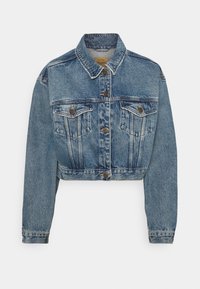 Kort denimjacka i ljusblå med två bröstfickor, framknäppning och klassisk krage. Tillverkad av strukturerad denimtyg.