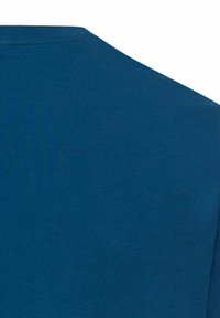 Baumwoll-T-Shirt in Dunkelblau mit Rundhalsausschnitt. Der Stoff hat eine glatte Textur, eine einfarbige Oberfläche und minimale Details.