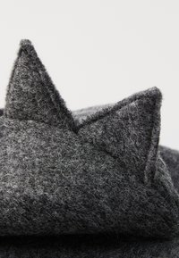Doplnok v tvare mačacích uší z tmavosivej plste, so soft materiálom s textúrovaným vzhľadom a špicatými koncami pre zvýraznenie detailov.