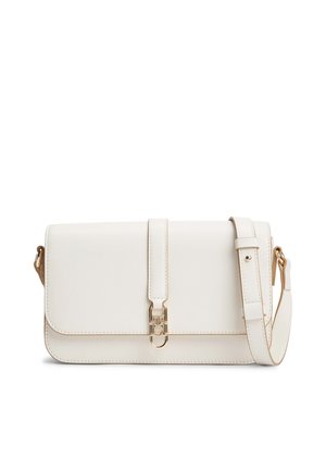 Biała prostokątna torebka na ramię z złotym zapięciem i regulowanym paskiem, gładkie wykończenie, minimalistyczny design.