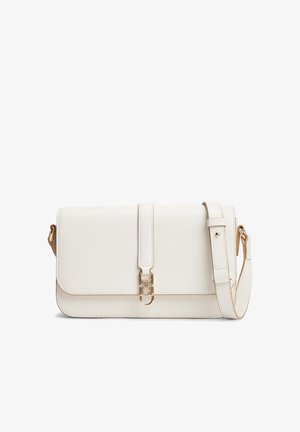 Biała prostokątna torebka na ramię z złotym zapięciem i regulowanym paskiem, gładkie wykończenie, minimalistyczny design.