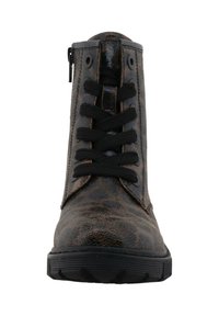 Stivaletti in pelle marrone texturizzata con dettagli neri, dotati di zip laterale, punta rotonda e suola nera robusta.