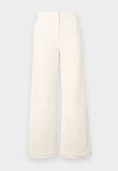 Calças brancas de perna larga com uma textura suave, apresentando uma cintura e bolsos laterais discretos. As bainhas são dobradas cuidadosamente.
