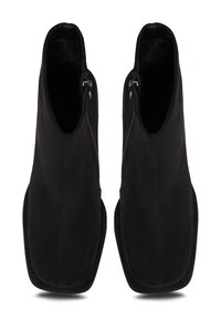 Zwarte enkelboots van suède materiaal met een gladde textuur, voorzien van een rits aan de zijkant en een ronde neusdesign.