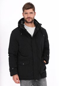 Chaqueta negra con capucha, patrón texturizado, bolsillos delanteros y cierres de presión. Fabricada con un material suave y duradero.
