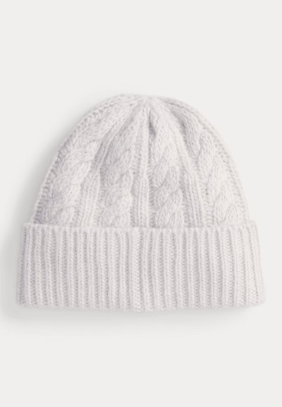 Világosszürke gyapjúból kötött sapka, amelynek fő részén kábelmintás kötés látható, a szegélye bordázott. Puha tapintású, kényelmes viselet.