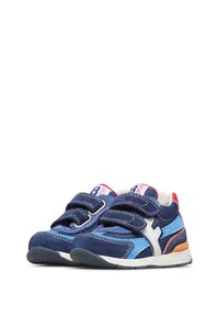 Marineblaue Kindersneaker mit Klettverschlüssen, aus Wildleder und Stoffmaterialien, weißen Nähten und einer Gummisohle. Enthält einen hellblauen Akzent.