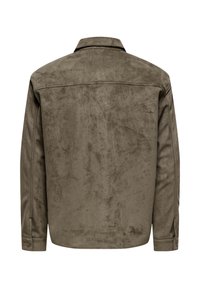 Giacca in suede verde oliva con colletto, chiusura a bottoni, maniche lunghe e una texture liscia. Presenta un design semplice e senza decorazioni.