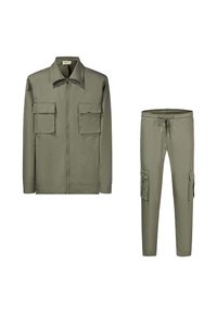 Veste en coton vert olive avec une fermeture éclair à l'avant, un col pointu et deux poches poitrine. Pantalons cargo assortis en vert olive avec des poches latérales et une taille élastique.
