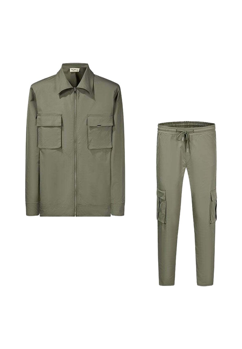 Veste en coton vert olive avec une fermeture éclair à l'avant, un col pointu et deux poches poitrine. Pantalons cargo assortis en vert olive avec des poches latérales et une taille élastique.