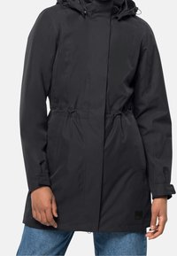 Mustat vedenpitävät parka- takki, jossa on kiristysvyötärö, huppu ja pitkät hihat. Silkkinen pinta, minimaalinen muotoilu, jossa on logo-merkki helma.