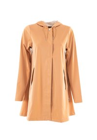 Impermeabile beige con cappuccio, chiusura frontale a bottoni e due tasche laterali; presenta una texture liscia e maniche lunghe e dritte.