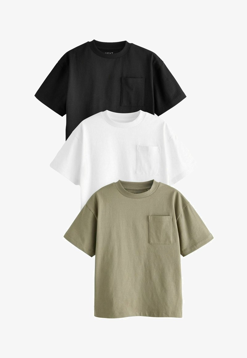 Tři trička s krátkým rukávem: jedno černé, jedno bílé, jedno olivově zelené. Každé má kapsu na hrudi. Vyrobeno z měkké bavlněné tkaniny.