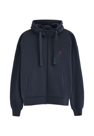 Sudadera con capucha azul marino con cremallera, capucha con cordón, dos bolsillos delanteros, puños acanalados y pequeño logo rojo bordado en el pecho.