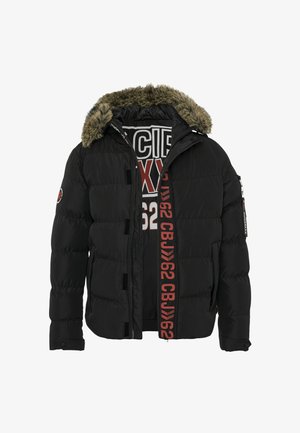 Schwarze Steppjacke mit einem kapuzen mit Pelzbesatz, versehen mit einem vertikalen roten Logostreifen und einem Reißverschluss. Enthält eine Seitentasche mit Reißverschluss.