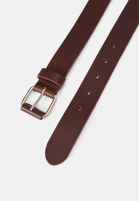 Brauner Leder Gürtel mit einer silbernen metallischen Schnalle, die mehrere Einstelllöcher aufweist und eine glatte Textur hat.