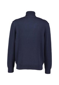 Dunkelblauer Pullover mit hohem Kragen, geripptem Saum und Bündchen. Glatte Textur ohne sichtbare Muster oder Akzente.