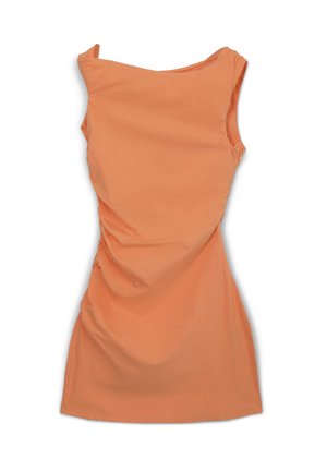 Robe sans manches orange avec un décolleté bateau, des détails froncés sur les côtés et une texture lisse. Aucune quincaillerie ou motif visible.